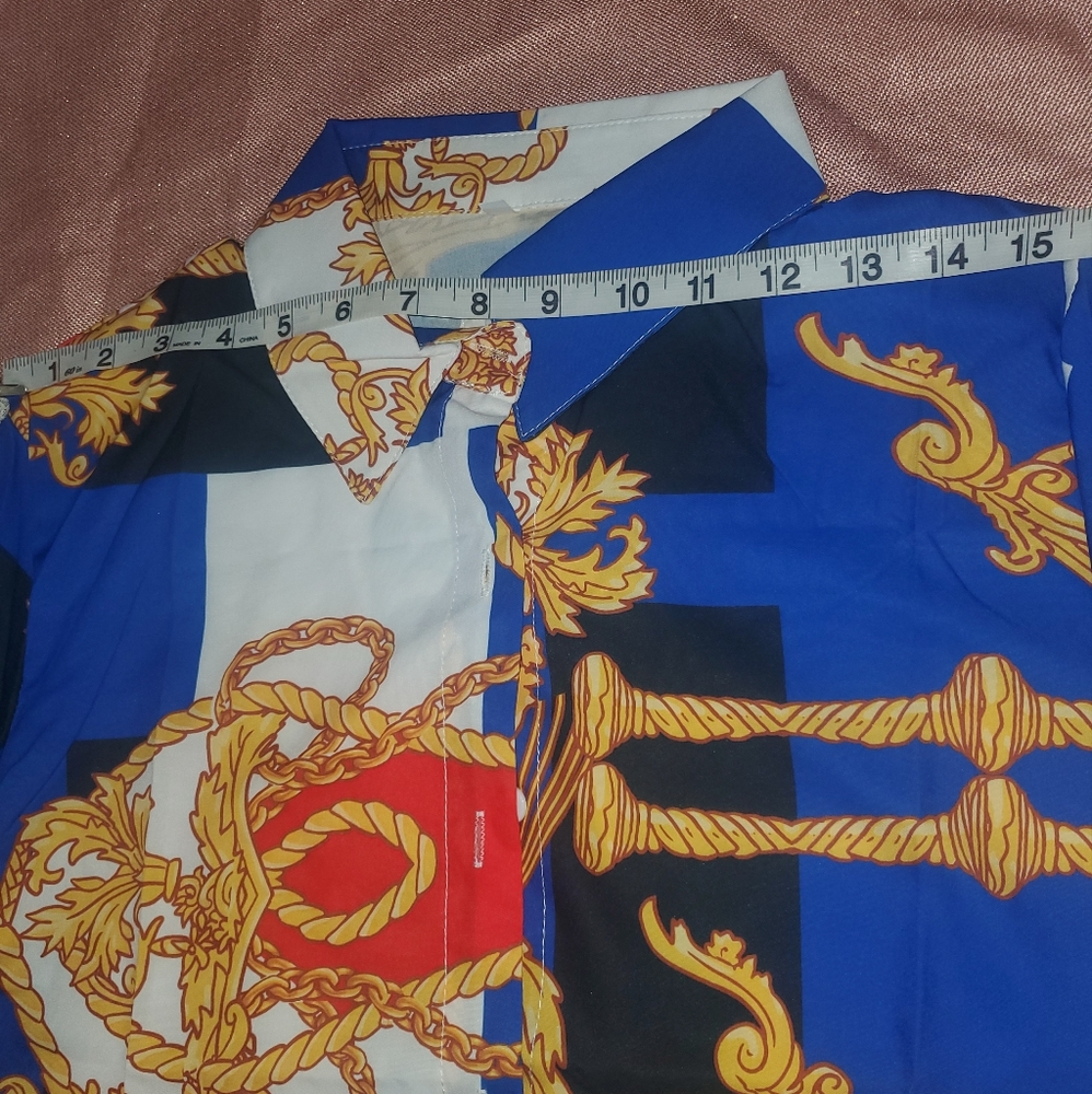 New blouse printed button down shirt the size is medium on the label says L but - Picture 4 of 9